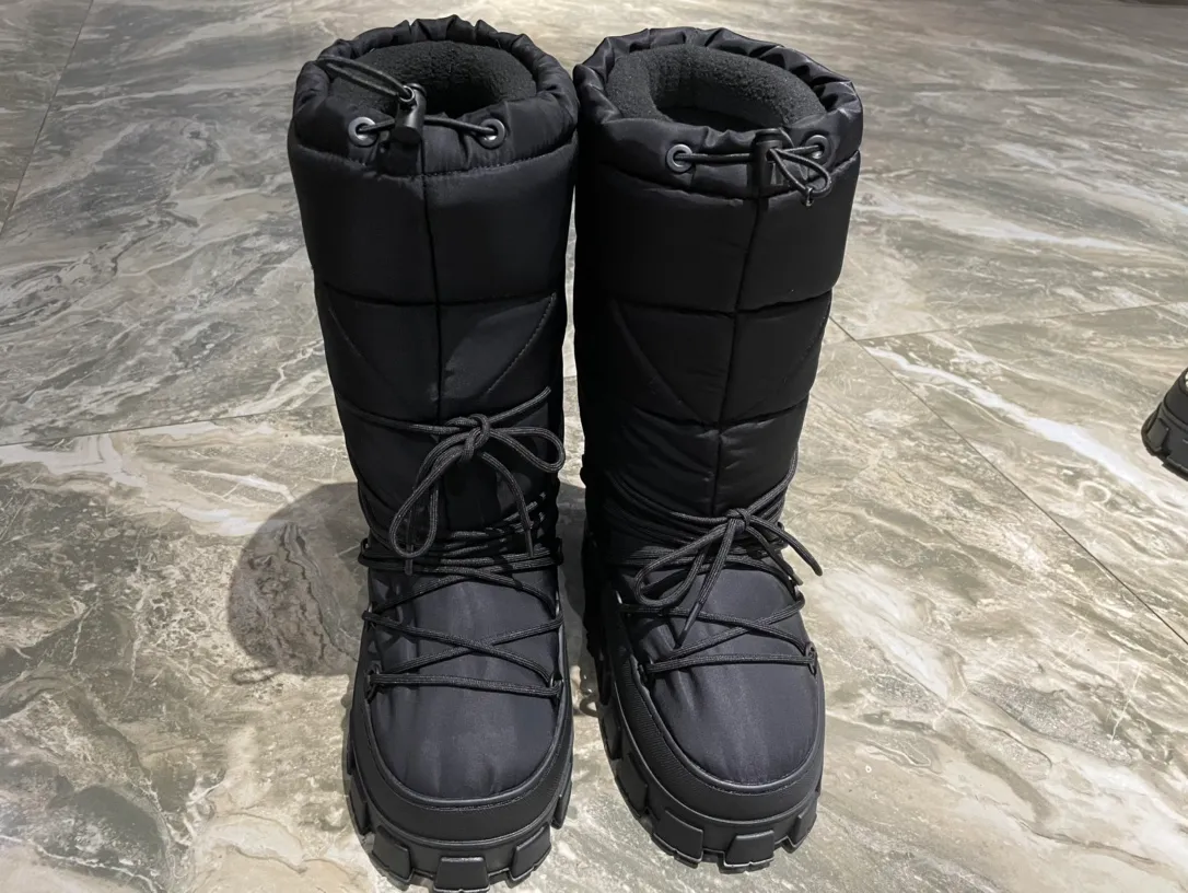 👟👟Ex-factory price 740👟👟 The highest version on the market, Prada's king style, snow boots, ski boots, fat and cute, so cute →_→ From the Prada limited series, unique. Shiny nylon Oblique upper with criss-cross straps for an ideal fit. The boots are made of technical fabric and have a short-cut version. They can be worn in the city or in the mountains. They make the calves slimmer, taller, warmer and have a concave shape. The boots and soles use the original waterproof effect. The size is 35-40. 41Customized